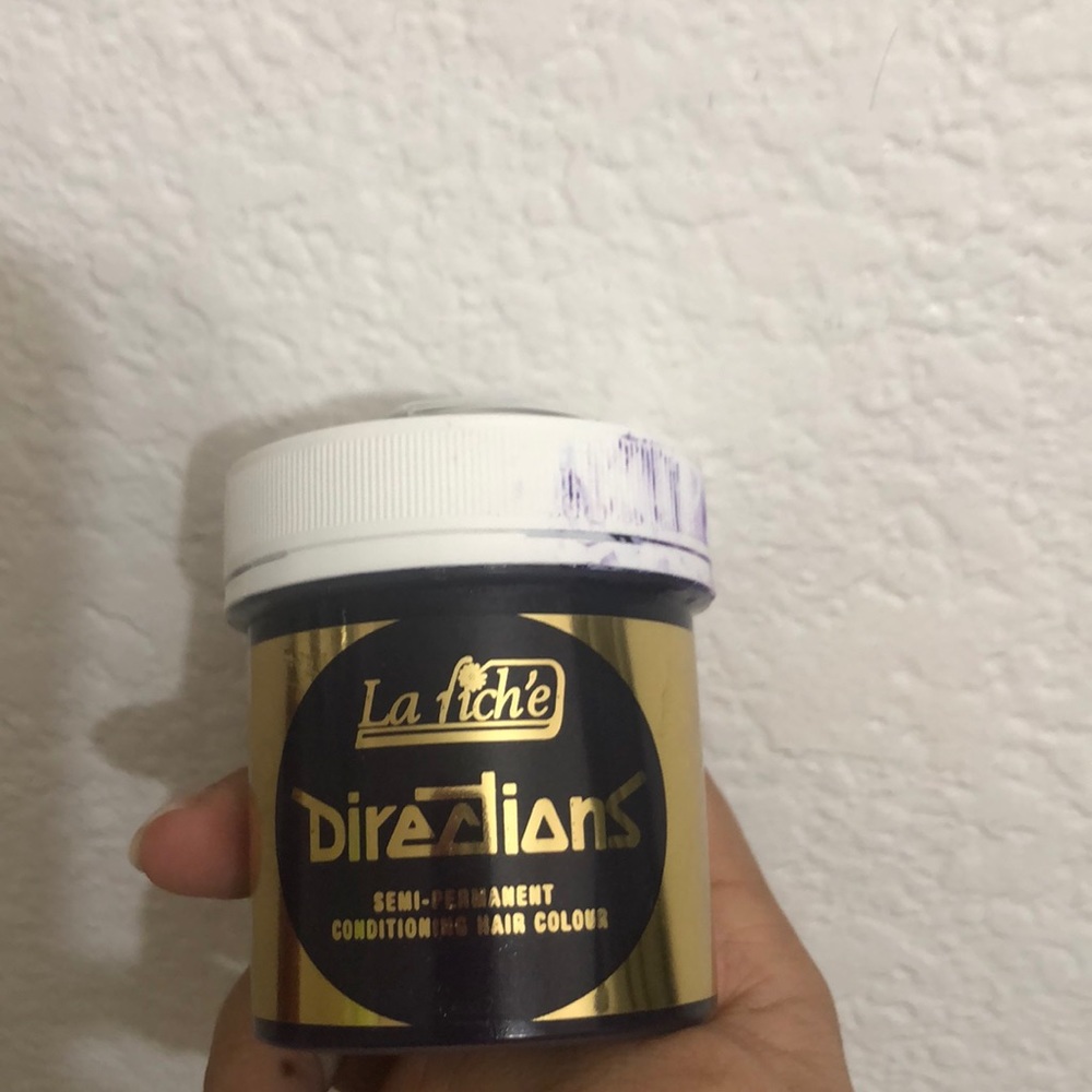 Violet hair dye